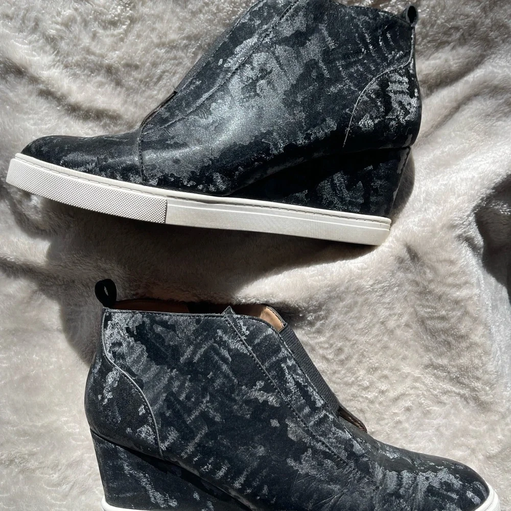 L.Paolo Women's Black Gray Velvet‎ Wedge Ankle Sneakers 8m